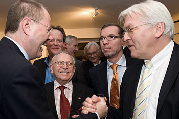 Bundesminister Dr. Frank-Walter Steinmeier und Peer Steinbr&uuml;ck im Gespr&auml;ch
mit Dr. Axel Görs
